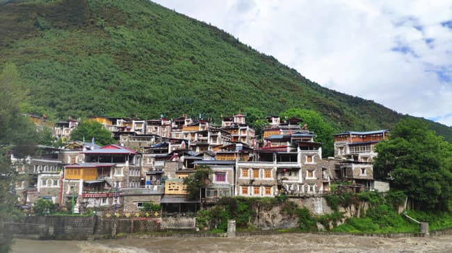 Unique culture, tourism revive Tibetan village in Sichuan
