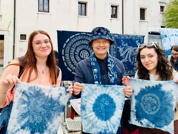 Nantong charms Venice with blue calico cloth