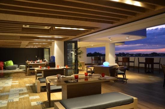 Azure Pool Bar & Cafe - Picture of Le Méridien Kota Kinabalu ...