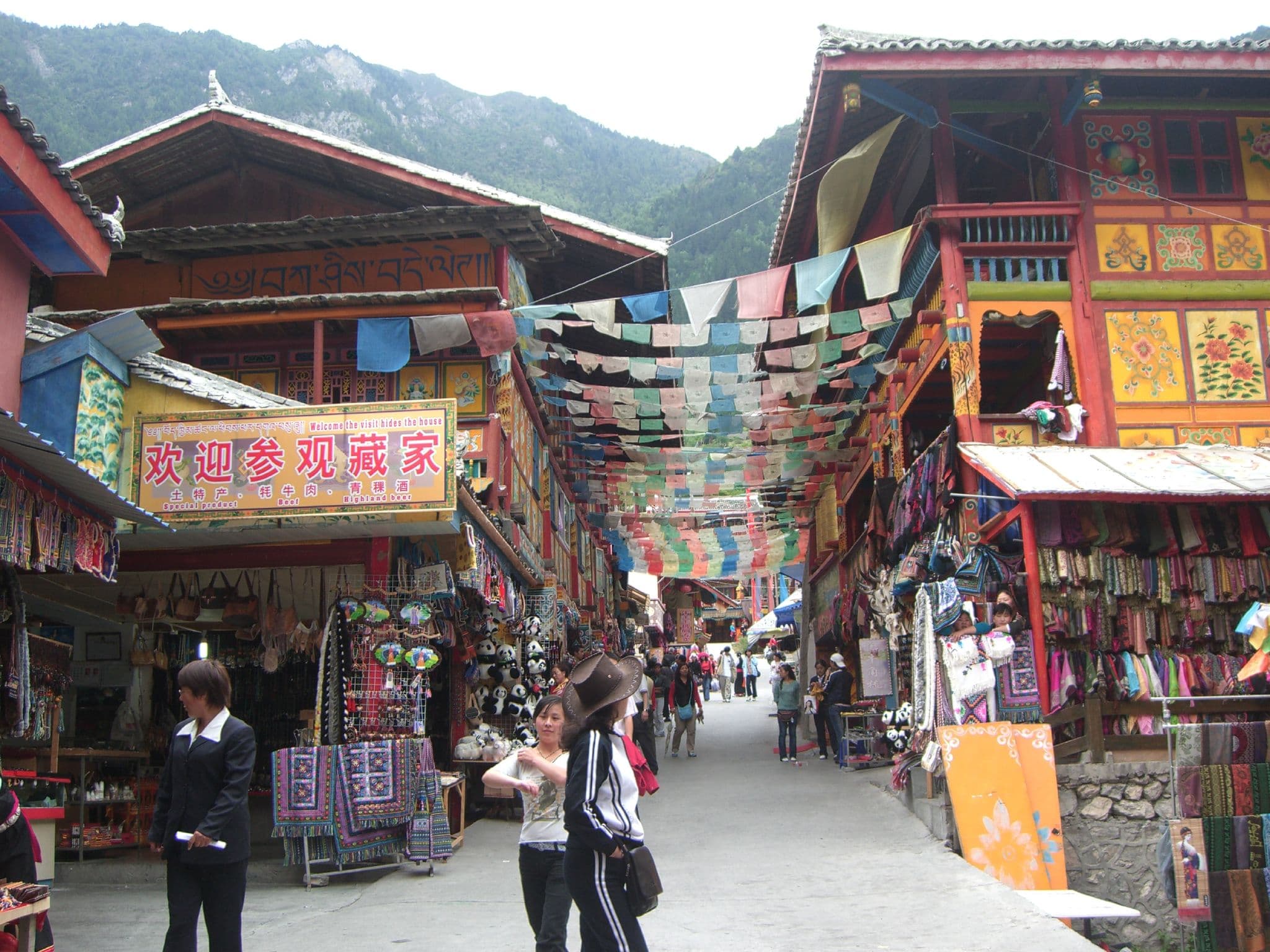 File:Main Street - Shuzheng Tibetan Village.jpg - Wikimedia Commons
